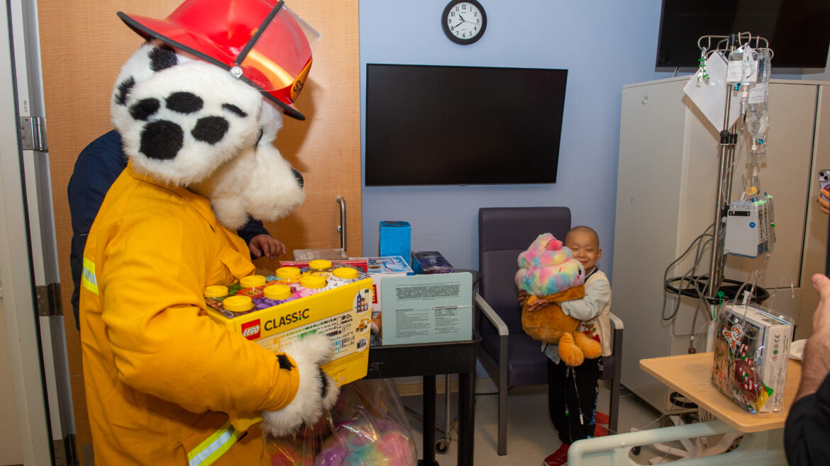 On Tuesday, December 23, 2025, the County of Los Angeles Fire Department’s (LACoFD) Public Information Office/Special Events Section and Division 2 firefighters joined together to visit with patients and families at City of Hope in Duarte.